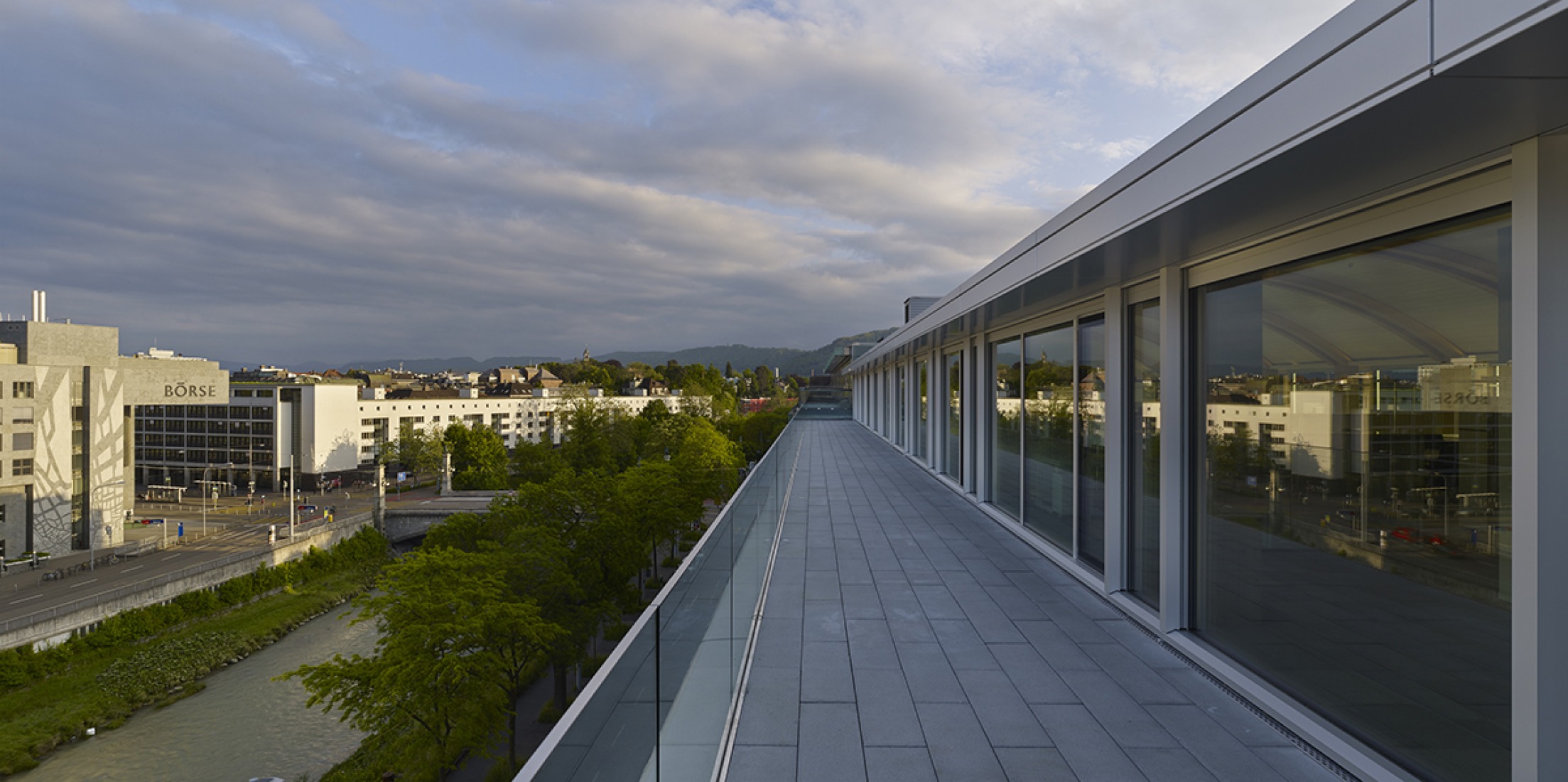 Vista al atardecer desde las últimas plantas. Nuevo edificio Zurich Werd, vista interior, quinta planta. Fotografía © Didier Boy de La Tour. Por Shigeru Ban.