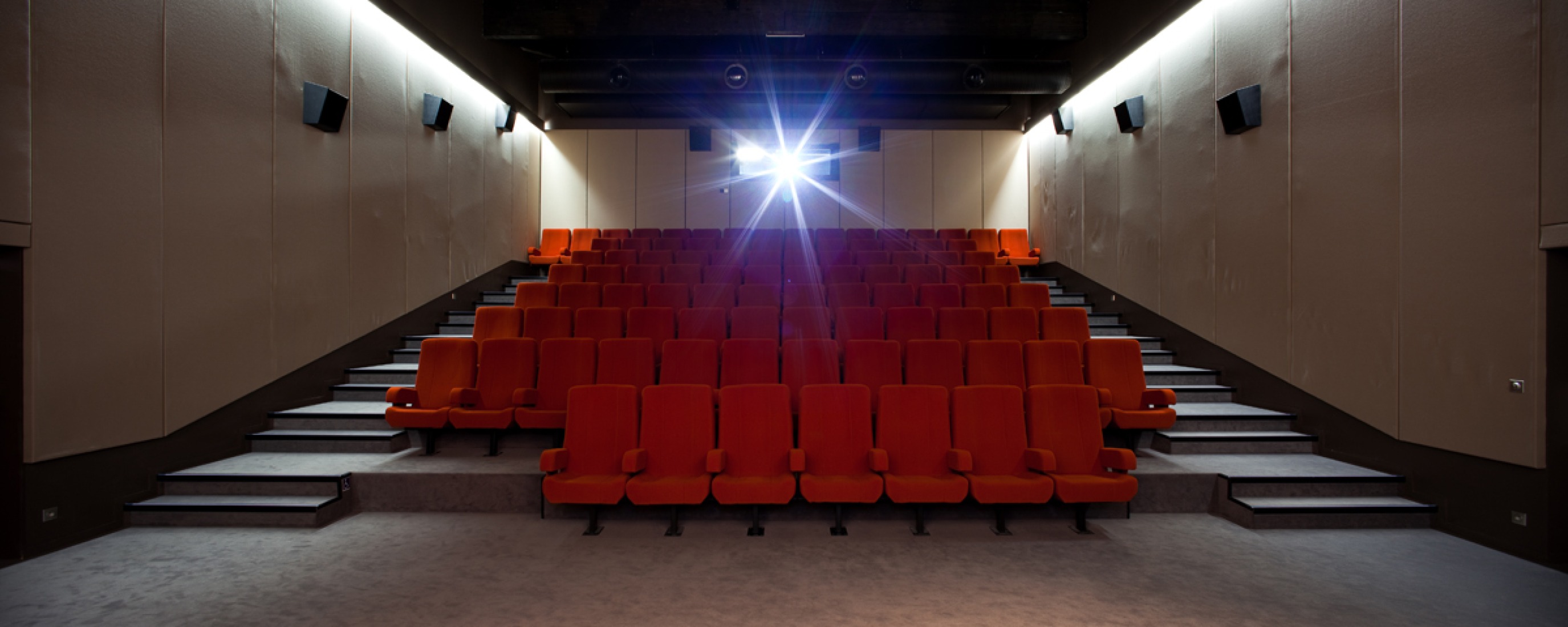 Sala de proyección 4 del CINE 32. Fotografía © Sébastien Normand. Cortesía de ENCORE HEUREUX.