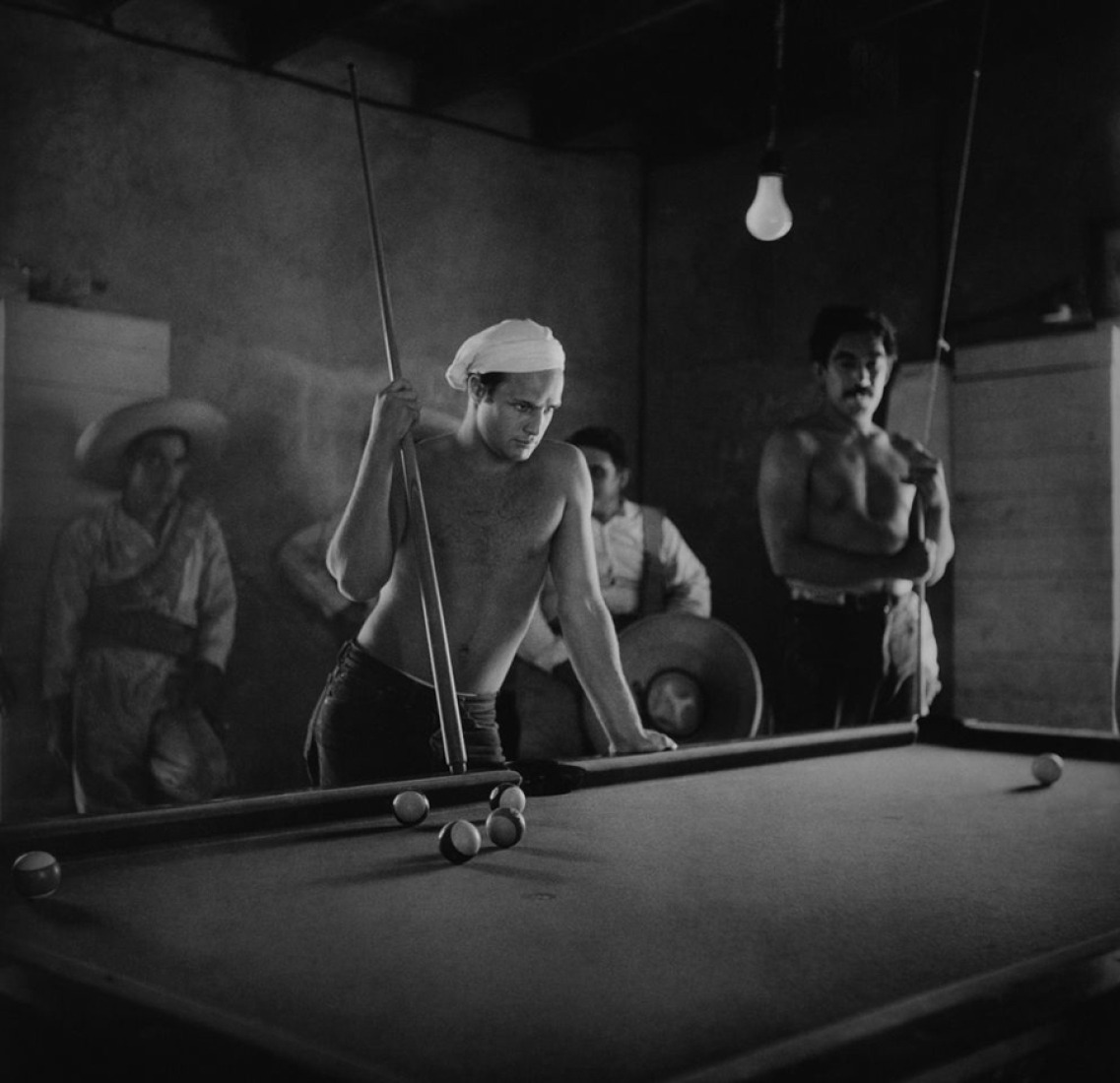 Marlon Brando, descanso del rodaje de Viva Zapata, con Anthony Quinn, 1952. © 1950-2012 Sam Shaw inc / Shaw Family Archives / Roger-Viollet.