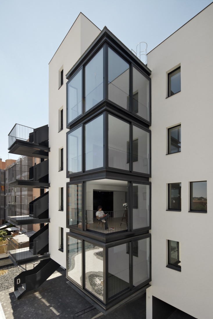 Exterior detail of 46 social housing units in Madrid. Photography by Pegenaute. Courtesy of Estudio UNTERCIO.