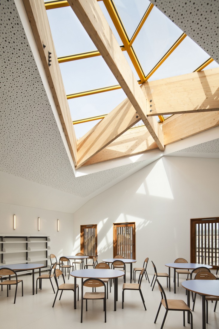 Library, Intermunicipal school complex by Vincent Parreira – AAVP Architecture. Photography © Luc Boegly. Courtesy of Metropolis Communication.