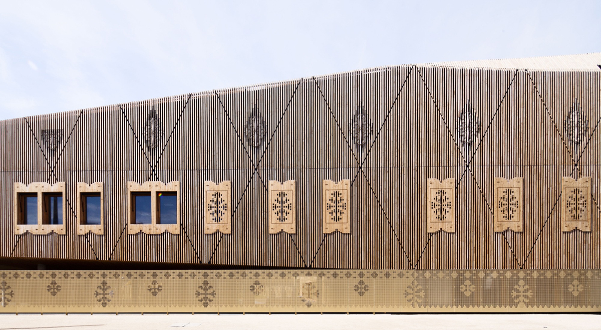 Facade, Intermunicipal school complex by Vincent Parreira – AAVP Architecture. Photography © Luc Boegly. Courtesy of Metropolis Communication.