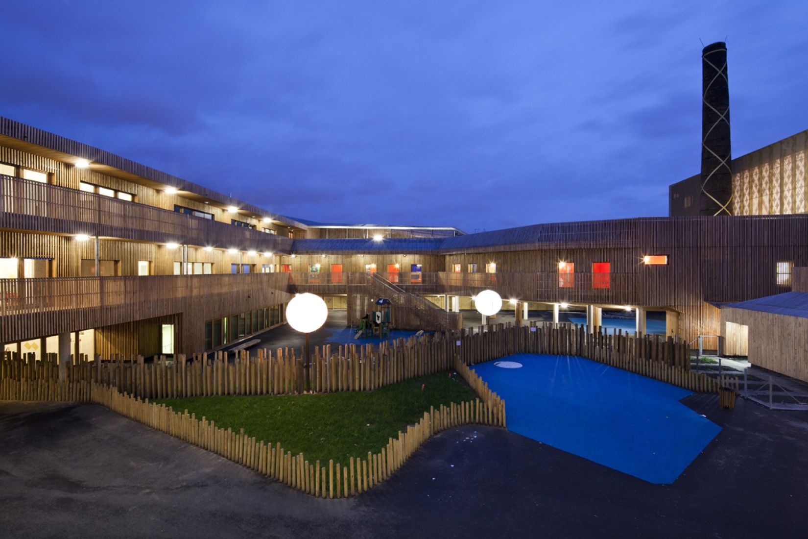 Night view, Intermunicipal school complex by Vincent munication. 