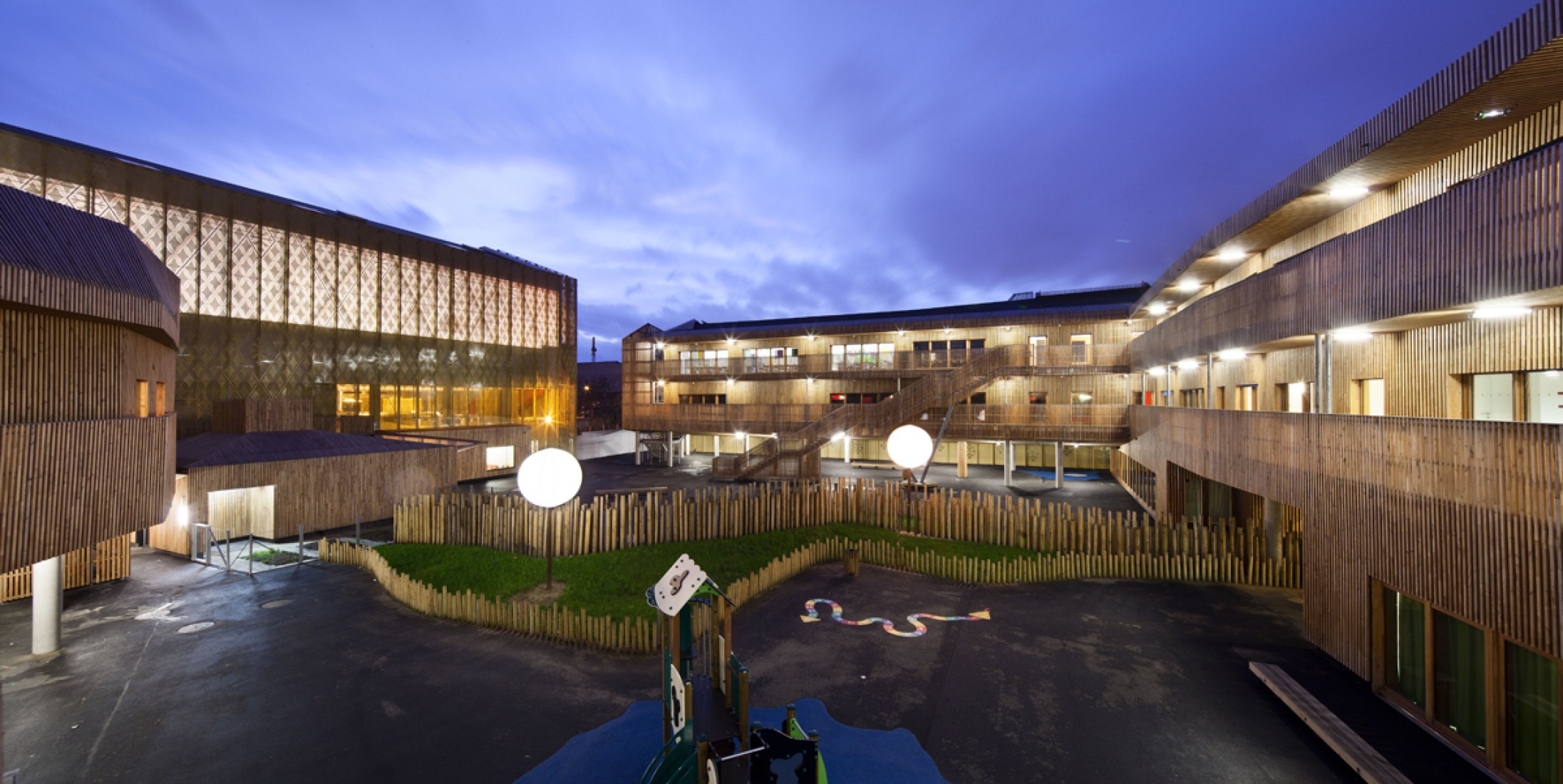 Night view, Intermunicipal school complex by Vincent munication. 