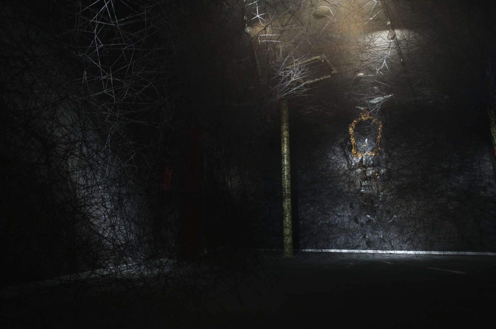 "Reflection of the past." Black wool, mirror. "Synchronizing Strings and Rhizomes " by Chiharu Shiota. Photography © Sunhi Mang