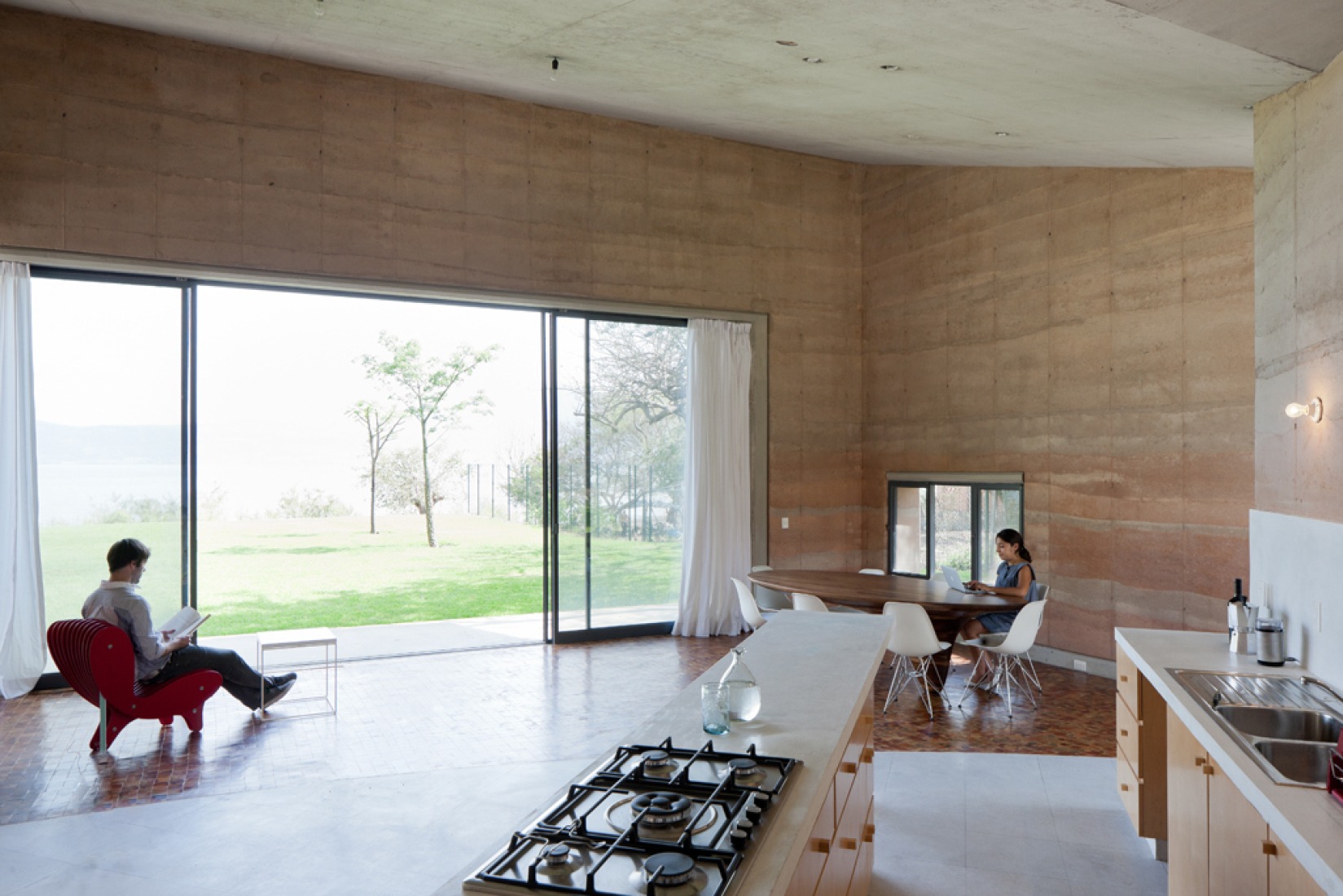Vista del salón y comedor. Casa Ajijic. Tatiana Bilbao. Fotografía © Iwan Baan. Cortesía de Tatiana Bilbao.