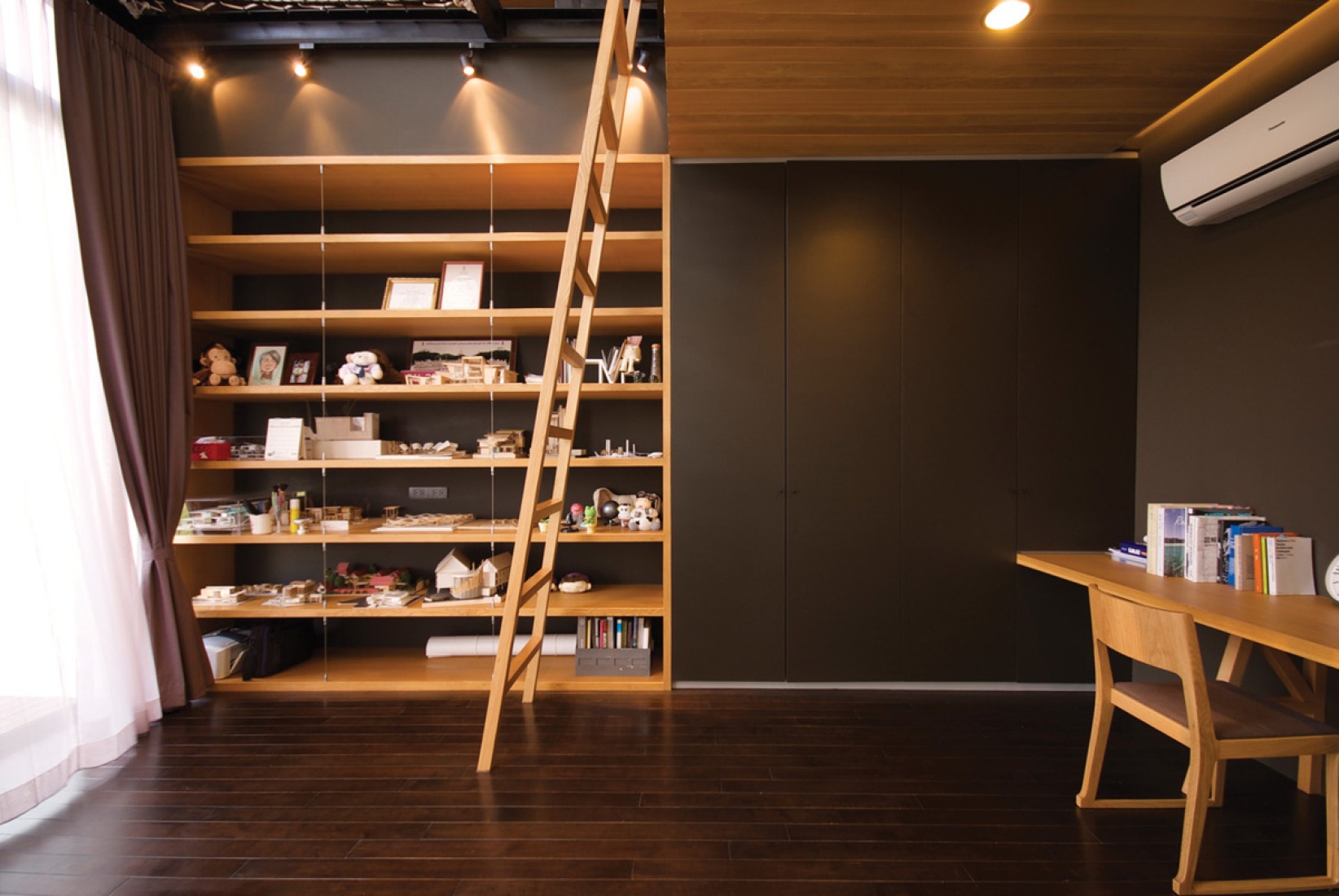 Woorking room, Baan Moon by IF. Photograph © Wison Tungthunya & IF.