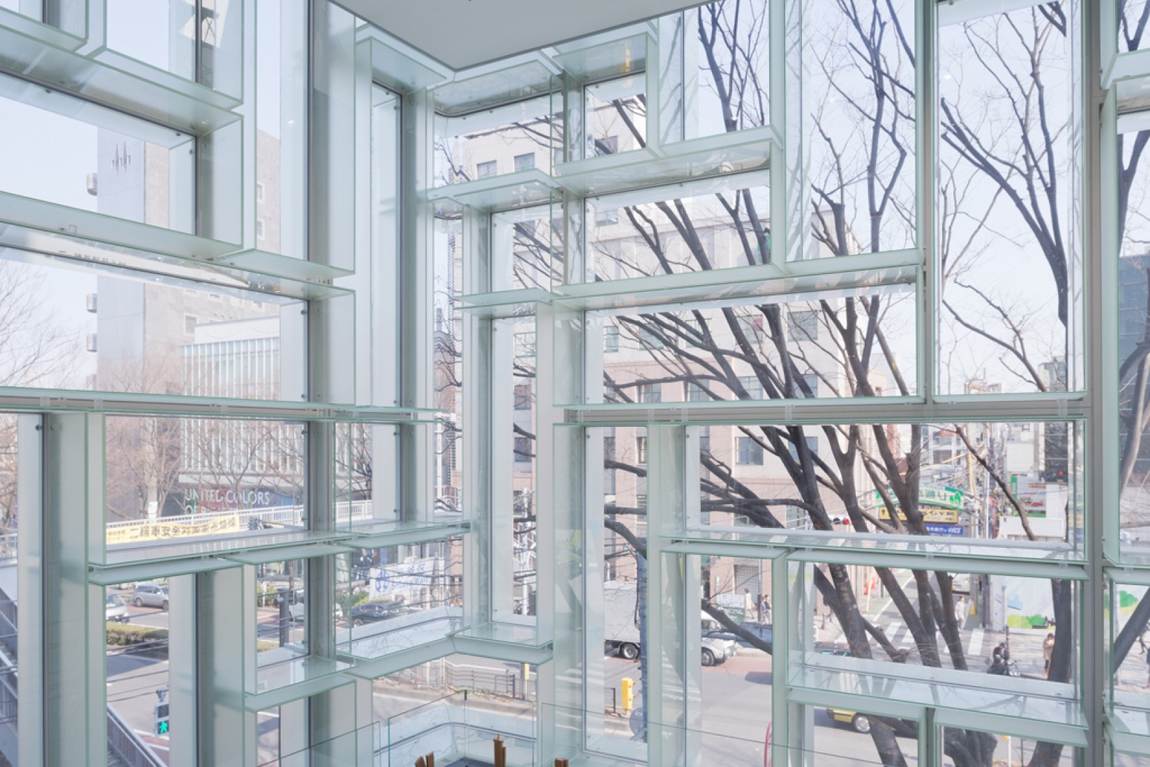 Vista interior de la transparencia de fachada. Fotografía © Iwan Baan. Cortesía de OMA.