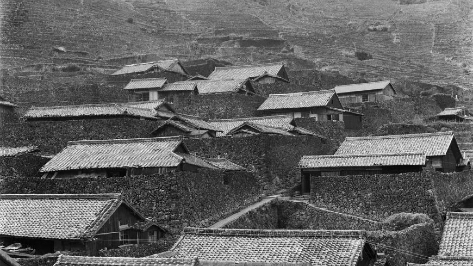 Vista de tejados de tejas en el sur de Ehime (1950). Yukio Futagawa.
