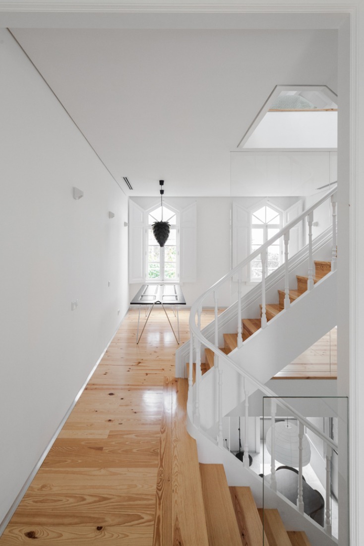 Interior view, The Three Cusps Chalet by Tiago do Vale Arquitectos. Photography by João Morgado.