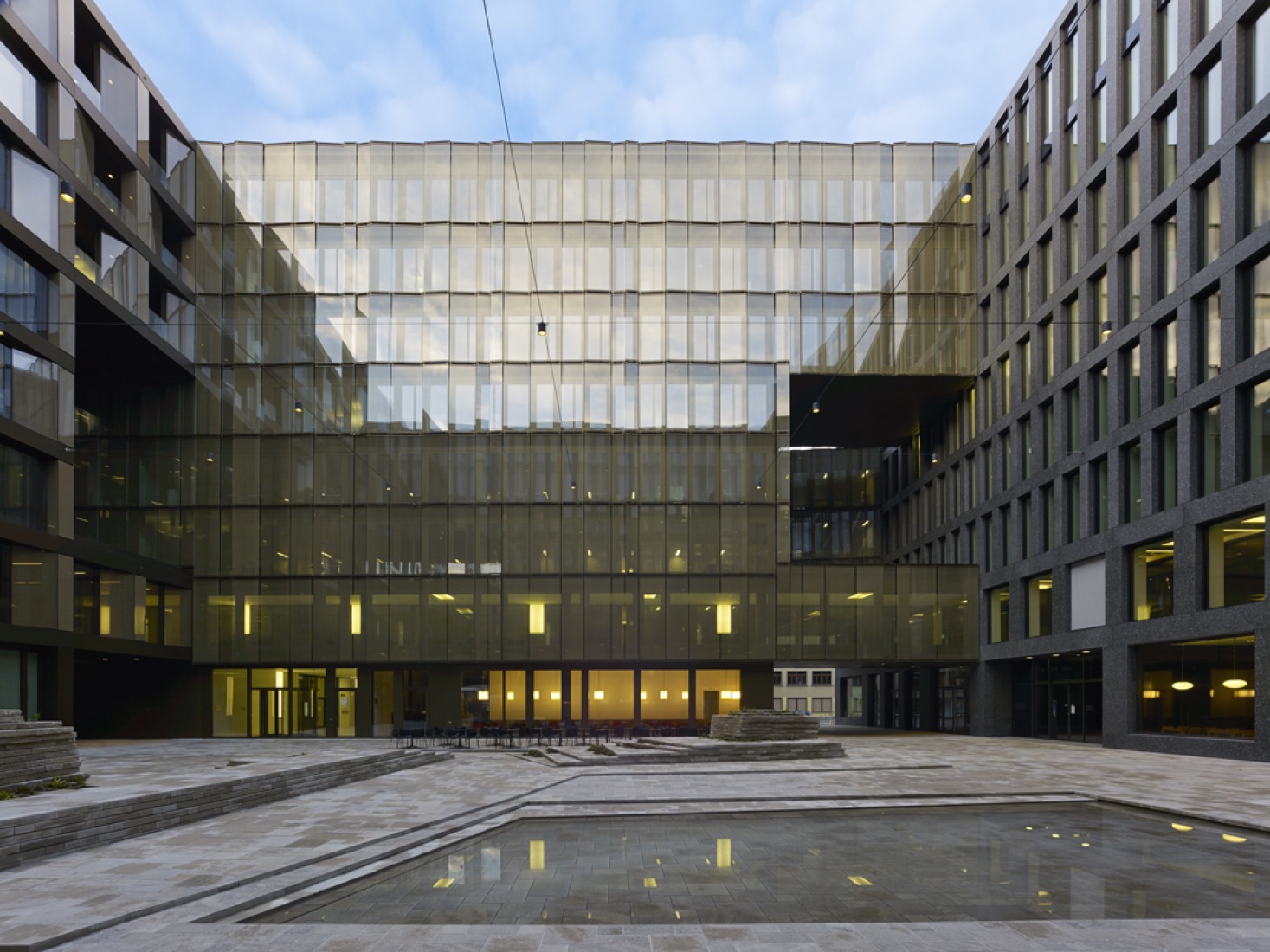 Vista desde el patio. Lagerstrasse House, Europaallee 21, por Gigon / Guyer. Fotografía por Stefan Müller.