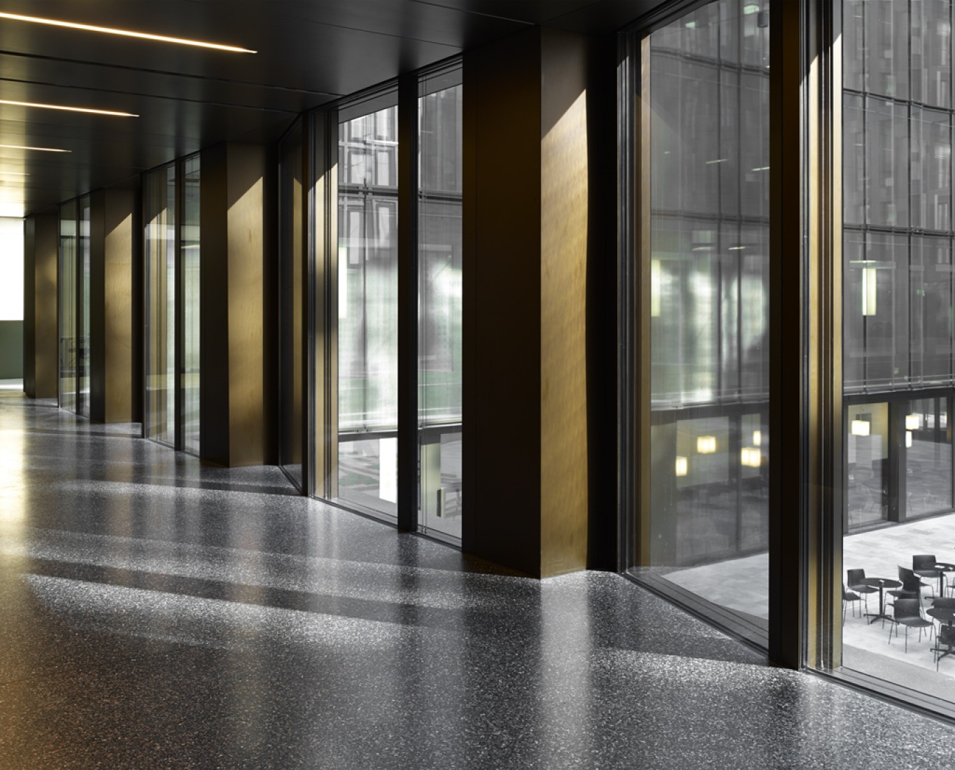 Conexión entre Freischützgasse House y la Lagerstrasse House de Gigon/Guyer. Freischützgasse House, Europaallee 21, por David Chipperfield Architects. Fotografía © Stefan Müller. 