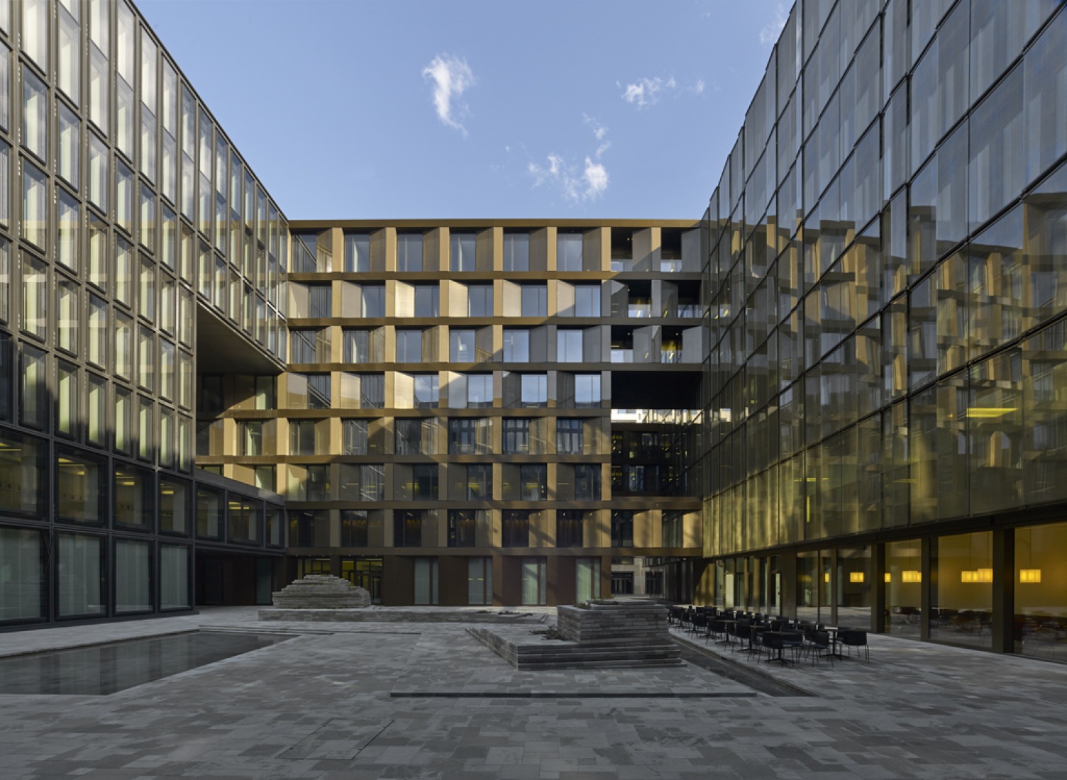 Vista desde el patio. Freischützgasse House, Europaallee 21, por David Chipperfield Architects. Fotografía © Stefan Müller. 
