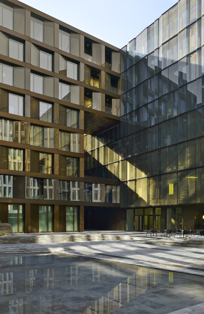Vista desde el patio con la Lagerstrasse House de Gigon/Guyer. Freischützgasse House, Europaallee 21, por David Chipperfield Architects. Fotografía © Stefan Müller. 