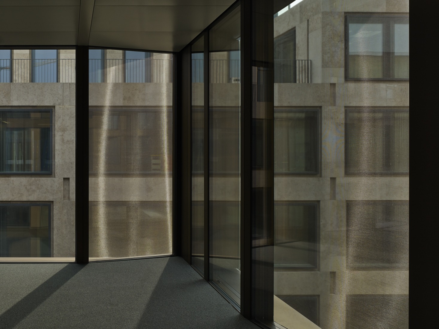 Vista interior. Freischützgasse House, Europaallee 21, por David Chipperfield Architects. Fotografía © Stefan Müller. 