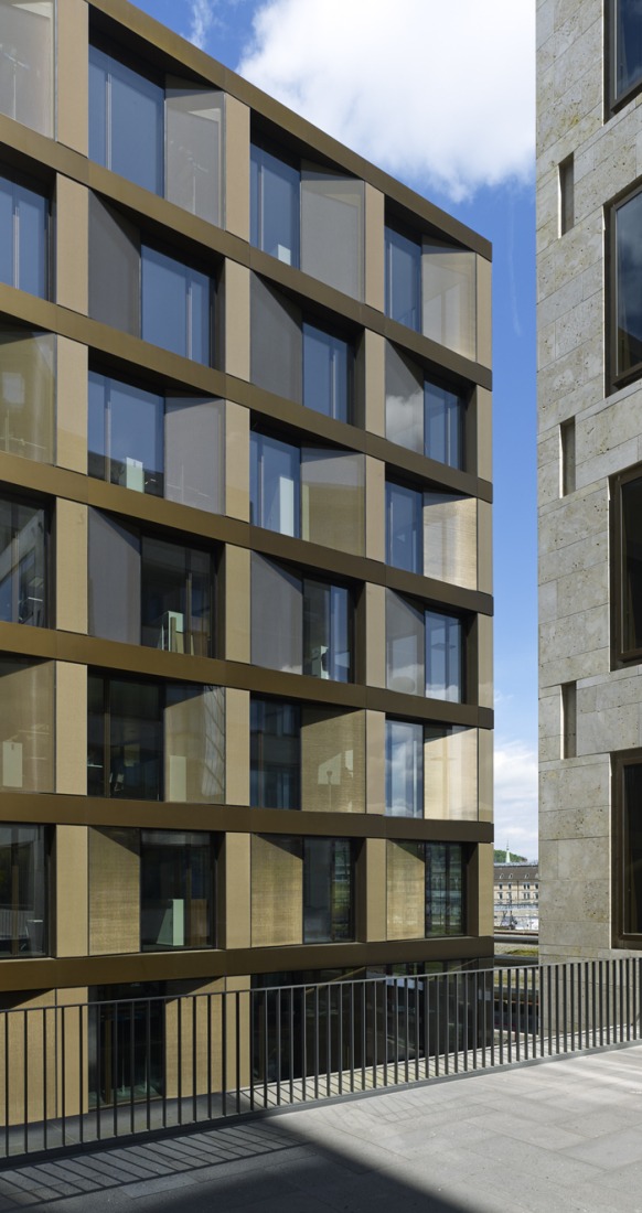 Detalle de la fachada. Freischützgasse House, Europaallee 21, por David Chipperfield Architects. Fotografía © Stefan Müller.