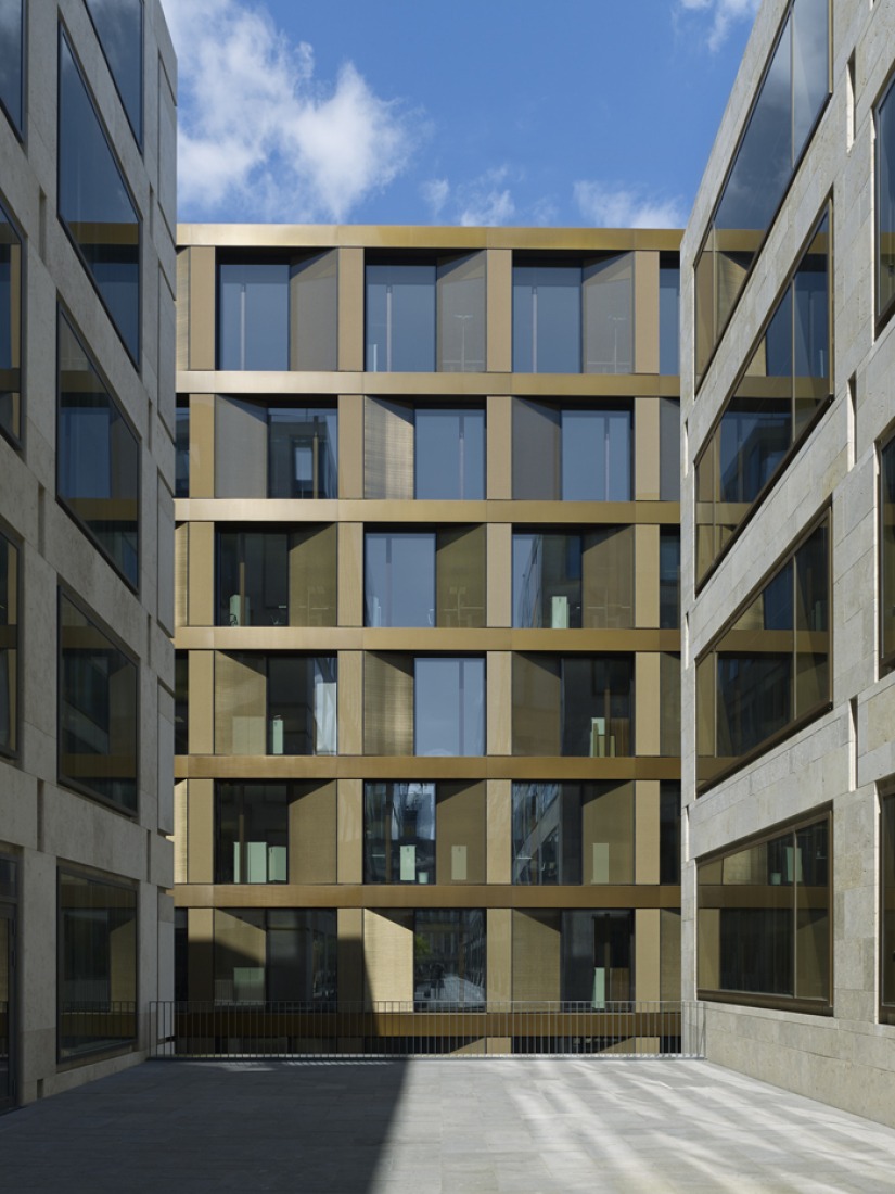 Detalle de la fachada. Freischützgasse House, Europaallee 21, por David Chipperfield Architects. Fotografía © Stefan Müller. 