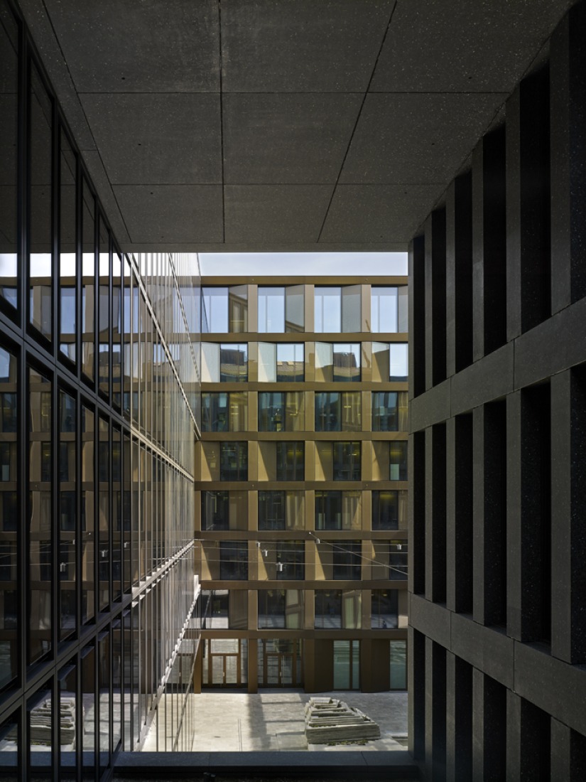Vista a través de la Europaallee House de Max Dudler. Freischützgasse House, Europaallee 21, por David Chipperfield Architects. Fotografía © Stefan Müller.