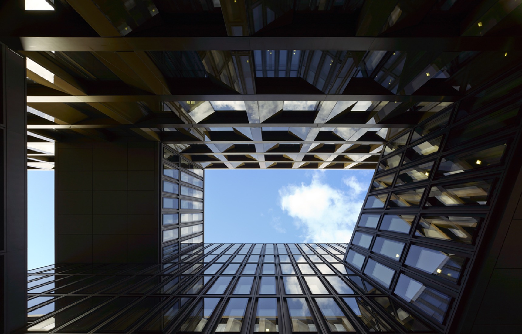Vista desde el patio interior. Freischützgasse House, Europaallee 21, por David Chipperfield Architects. Fotografía © Stefan Müller. 