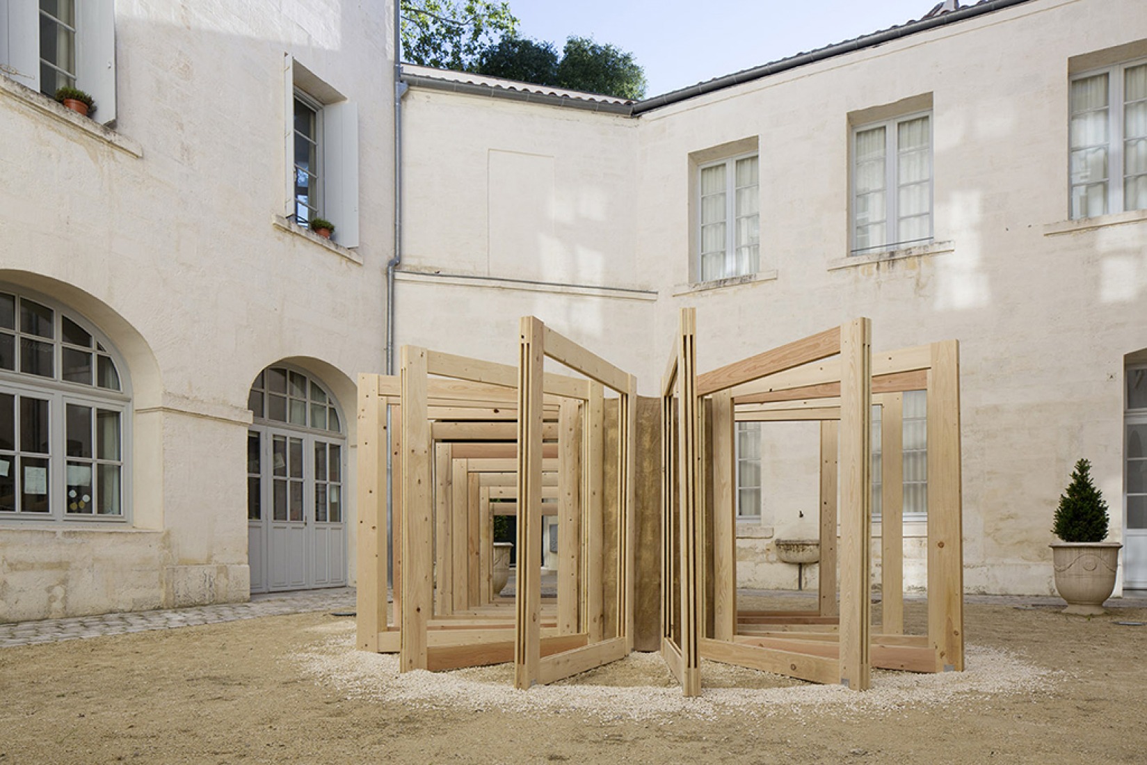 Instalación por mailys sarrazin fabien francois. Festival des Architectures Vives 2013, 8ª edición. Fotografía © Paul Kozlowski.