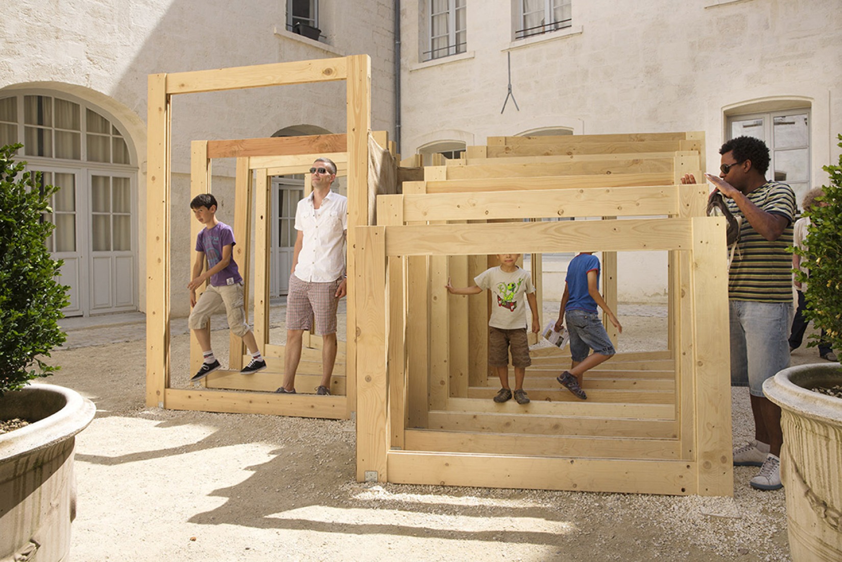 Instalación por mailys sarrazin fabien francois. Festival des Architectures Vives 2013, 8ª edición. Fotografía © Paul Kozlowski.