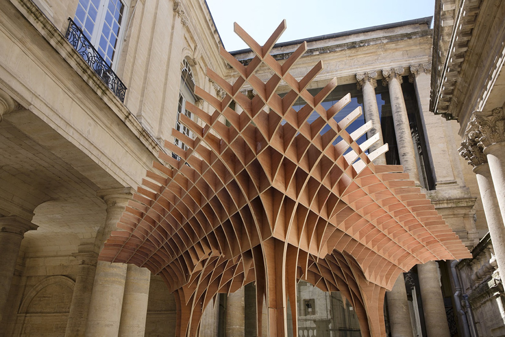 Instalación por robin juzon. Festival des Architectures Vives 2013, 8ª edición. Fotografía © Paul Kozlowski.