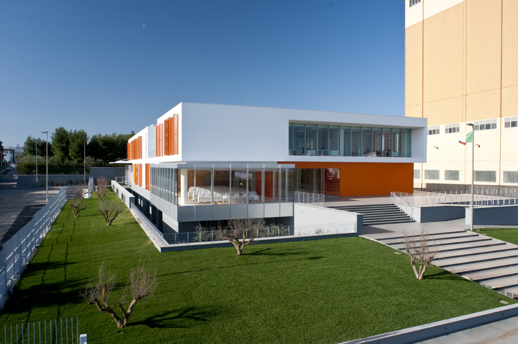 Vista general del edificio. Sede del Grupo Casillo. Fotografía © Anna Galante. Cortesía de Image MEDIA AGENCY.