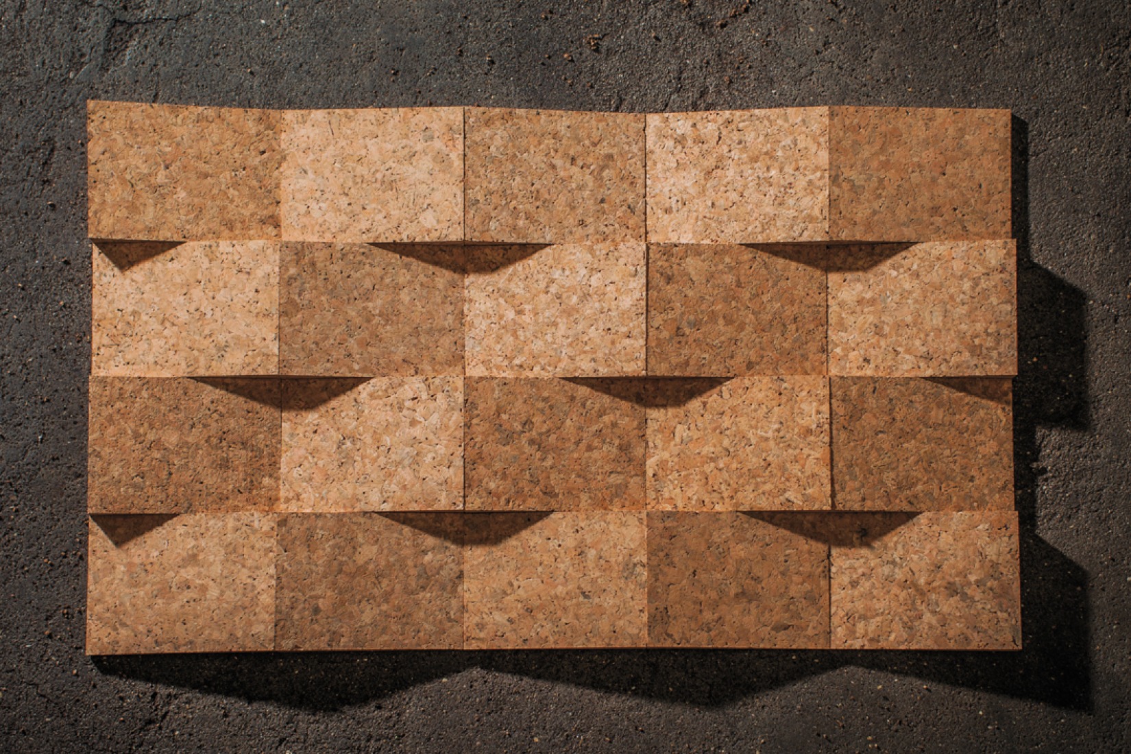Cork Tiles por Jasper Morrison. Fotografía © Pedro Sadio & Maria Rita. Cortesía de experimentadesign.