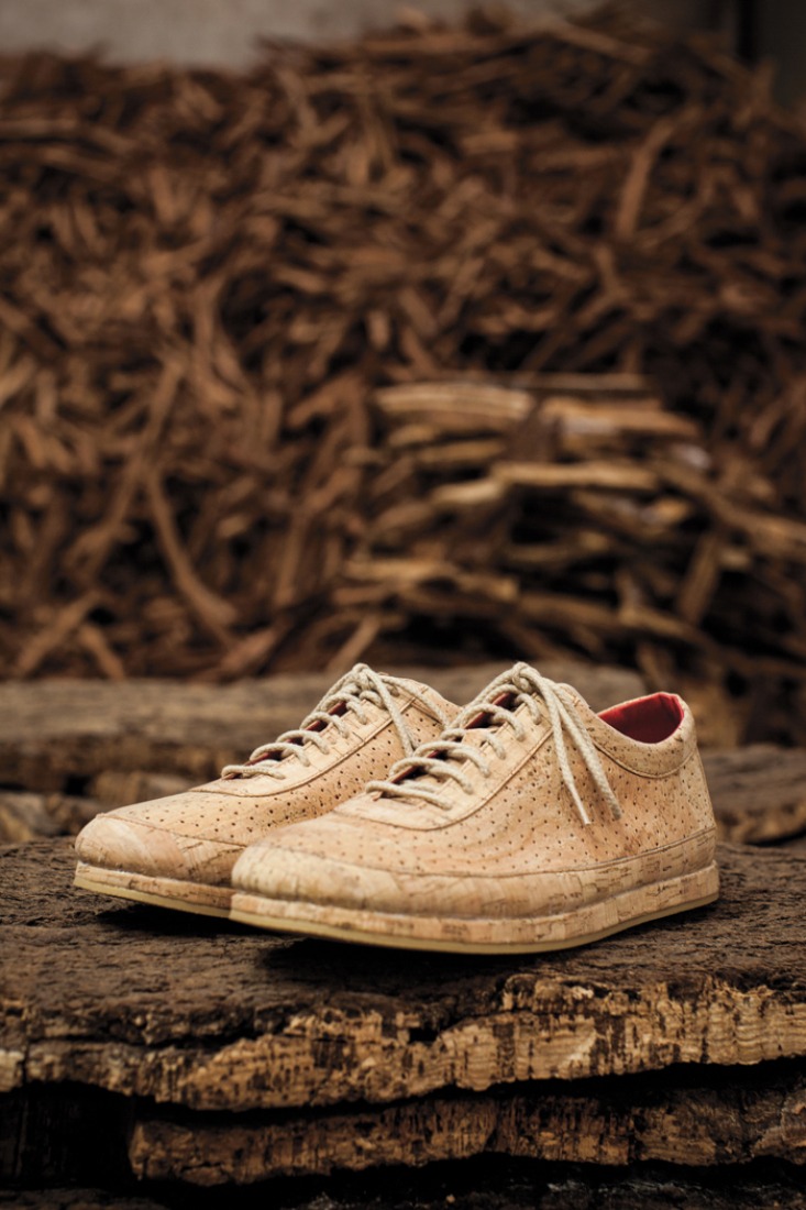 Zapato de corcho por Jasper Morrison. Fotografía © Pedro Sadio & Maria Rita. Cortesía de experimentadesign.