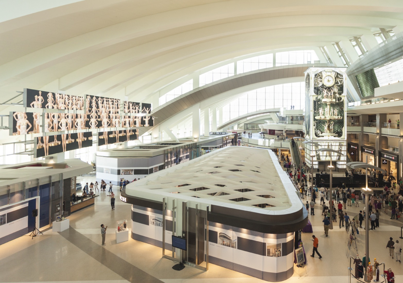 Vista interior de la tranformación del Aeropuerto Internacional de Los Ángeles, por Moment Factory. Fotografía © Moment Factory.