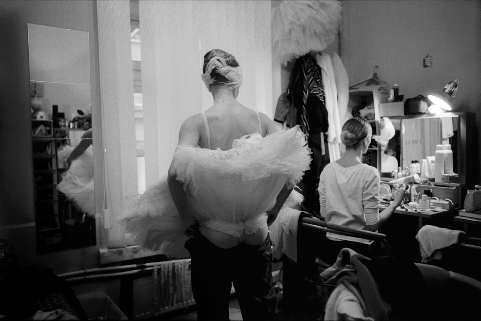 Yulia Tikka inside the dressing room preparing to enter stage. Photography © Andrea Santolaya / Courtesy of MONDO GALLERY.