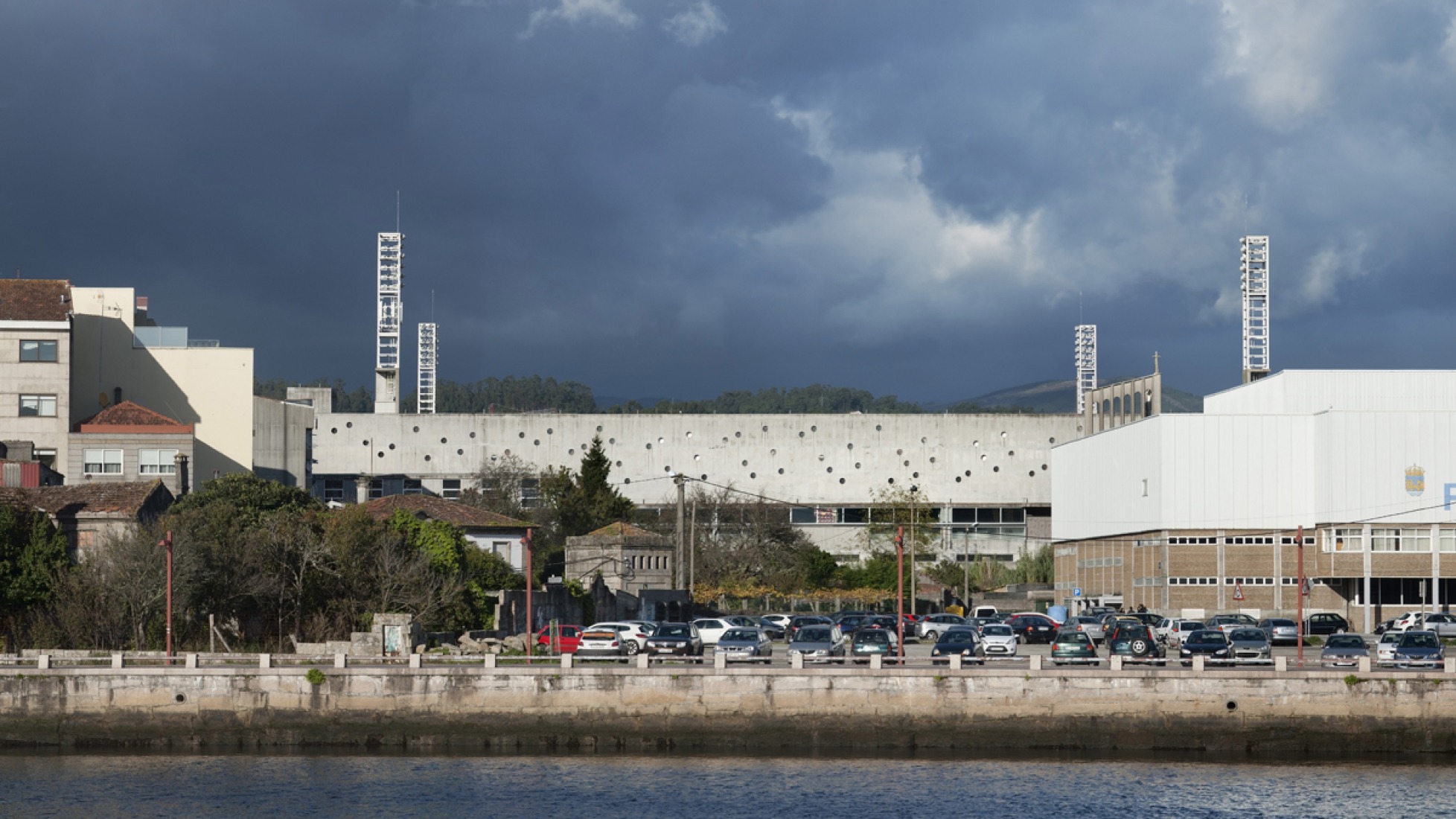 New Estadium in Pasaron by Jesús Llamazares and Galo Zayas. Photography © Héctor Santos-Díez. Courtesy of ACXT Arquitectos.