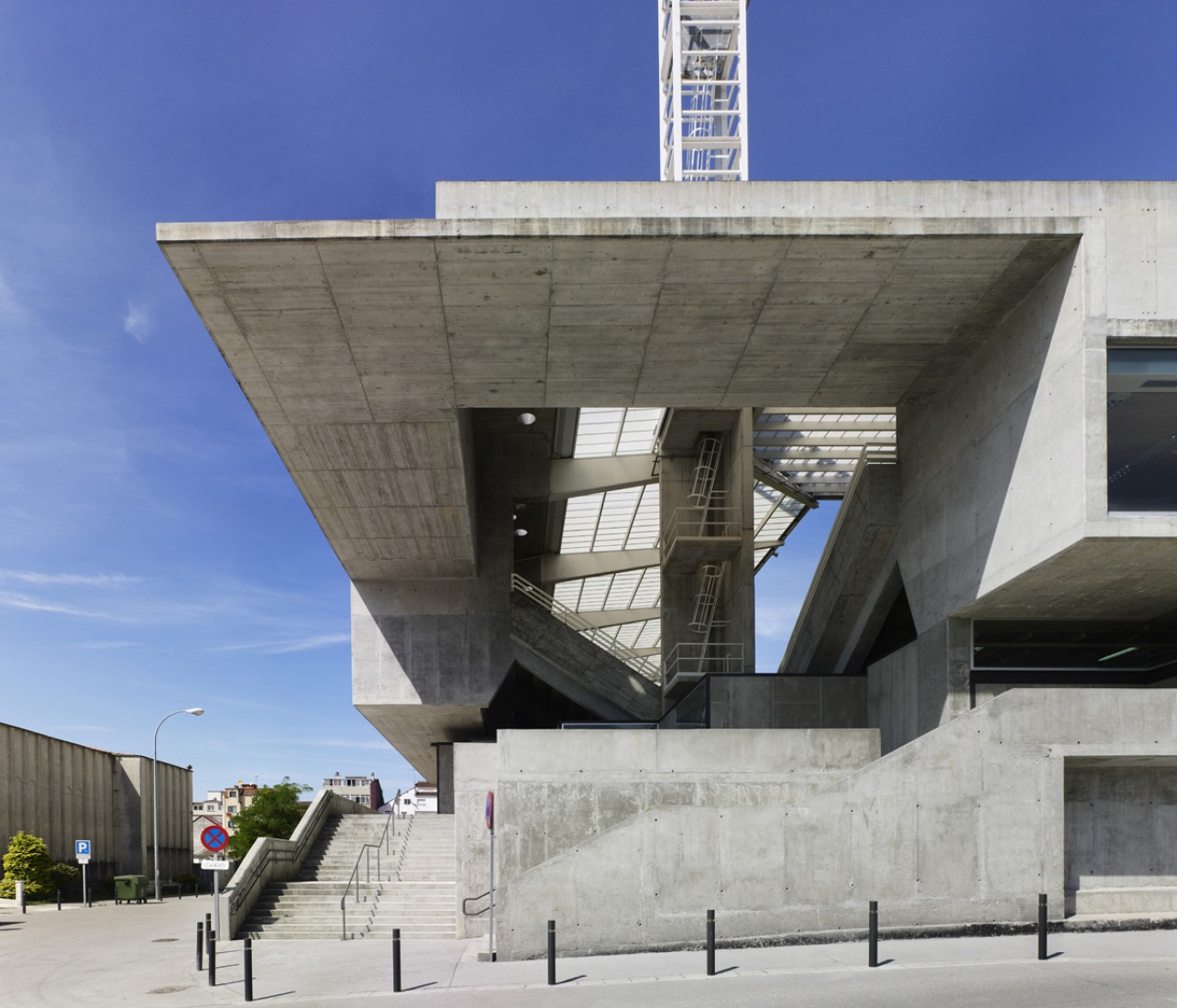 New Estadium in Pasaron by Jesús Llamazares and Galo Zayas. Photography © Héctor Santos-Díez. Courtesy of ACXT Arquitectos.
