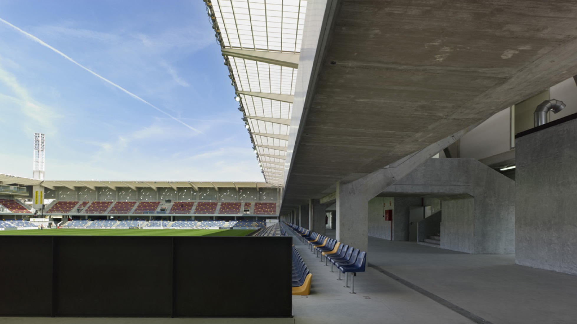 Interior view of New Estadium in Pasaron by Jesús Llamazares and Galo Zayas. Photography © Héctor Santos-Díez. Courtesy of ACXT Arquitectos.