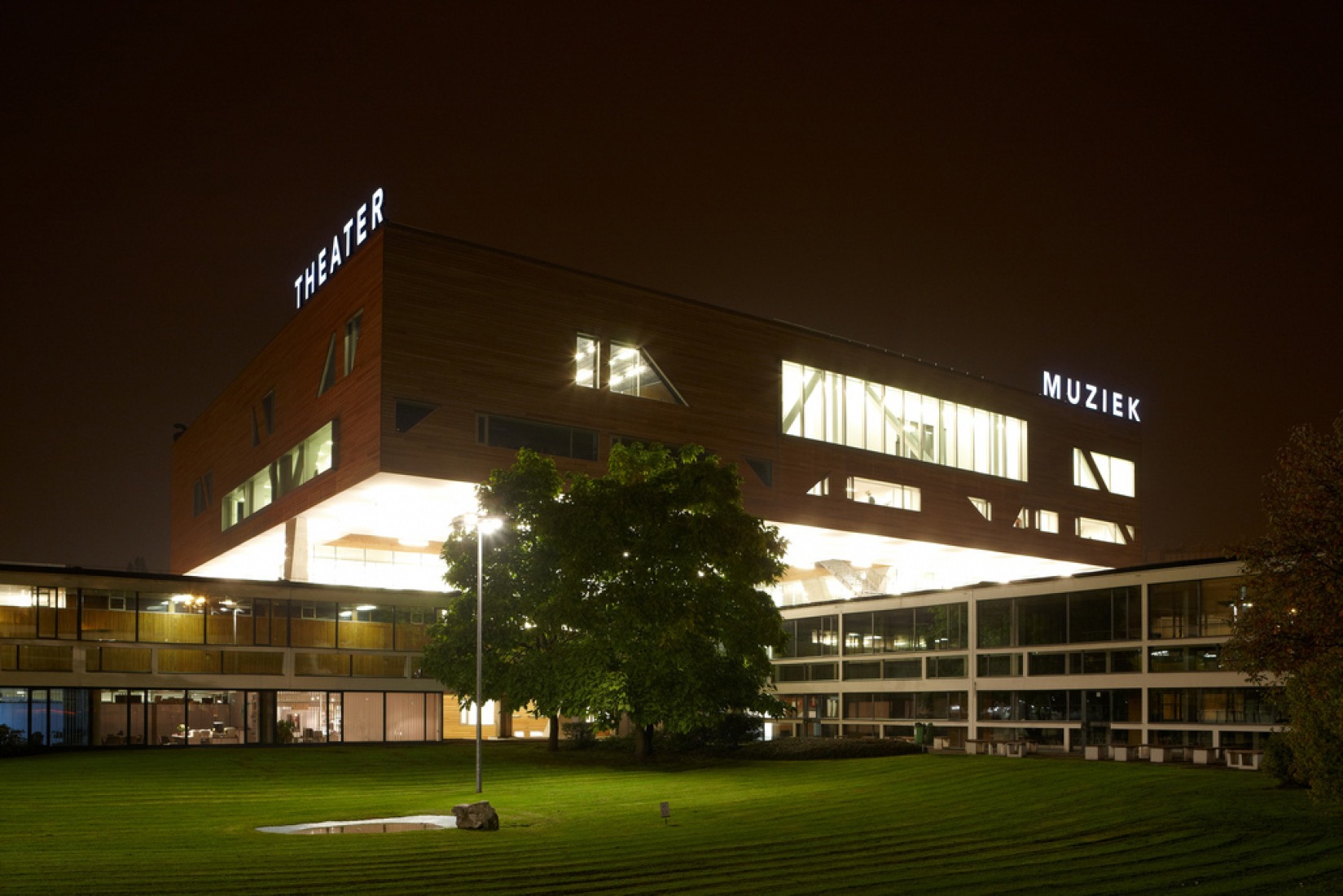 Night view deSingel International Arts Campus by Stéphane Beel Architects. Photography © Jan Kempenaers. Courtesy of deSingel.
