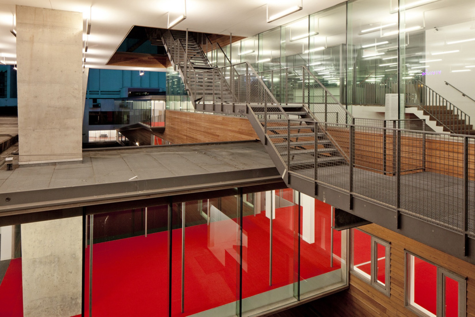Vista de escaleras e interior. deSingel Internationale Kunstcampus. Fotografía © Michiel De Cleene 2011.