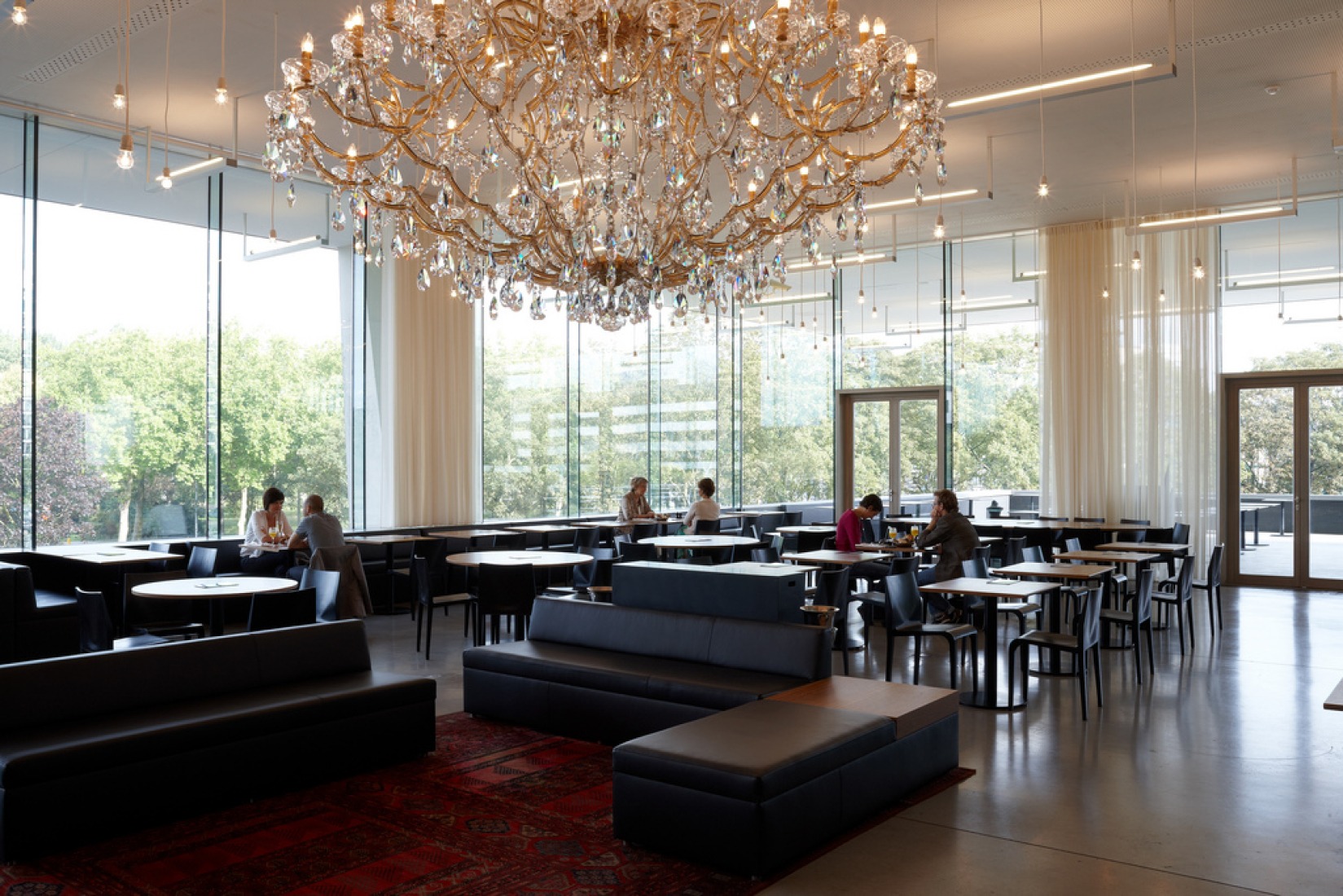 Vista interior Grand Café. deSingel International Arts Campus por Stéphane Beel Architects bvba. Fotografía © Jan Kempenaers 2011.