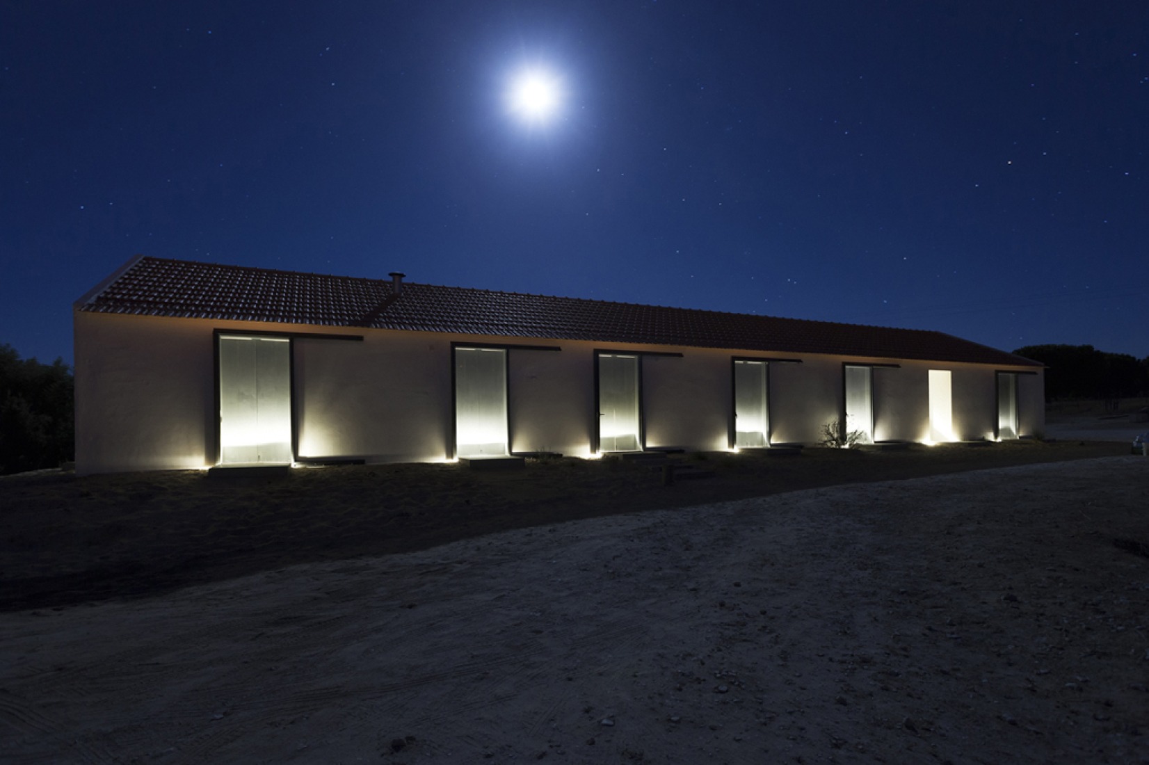 Vista exterior nocturna. Sítio da Lezíria por Atelier DATA. Fotografía © Richard John Seymour.