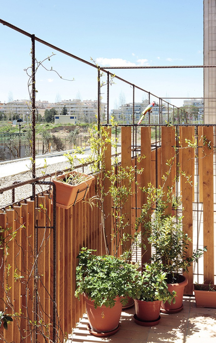 Courtyard. 80 social housing in Salou by Toni Gironès. Photograph © José Hevia.