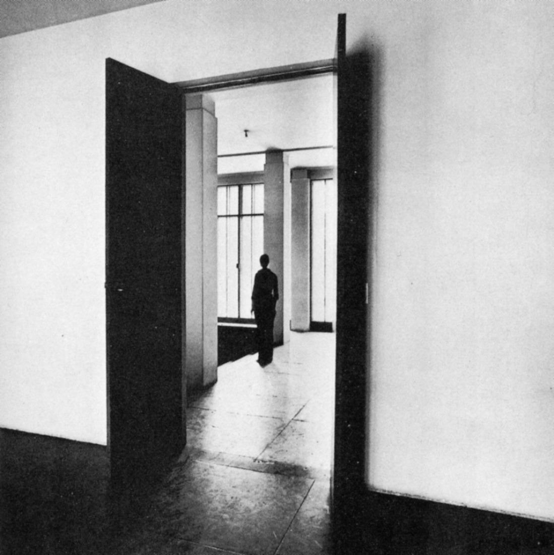 Living room. View of the hall through the door. Courtesy of Juan D. López-Arquillo.