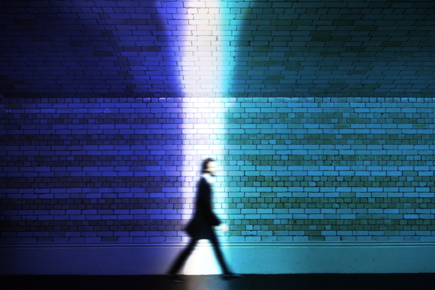 Damos por supuesto que la luz cambia el espacio, pero en Walk The Light es el visitante el que determina lo que cambia en la iluminación. Su movimiento a través del V&A Exhibition Road Tunnel Entrance controlará directamente esta innovadora instalación. Walk The Light, por Dominic Harris & Cinimod Studio con el apoyo de PHILLIPS, V&A 2012 © Cinimod Studio.
