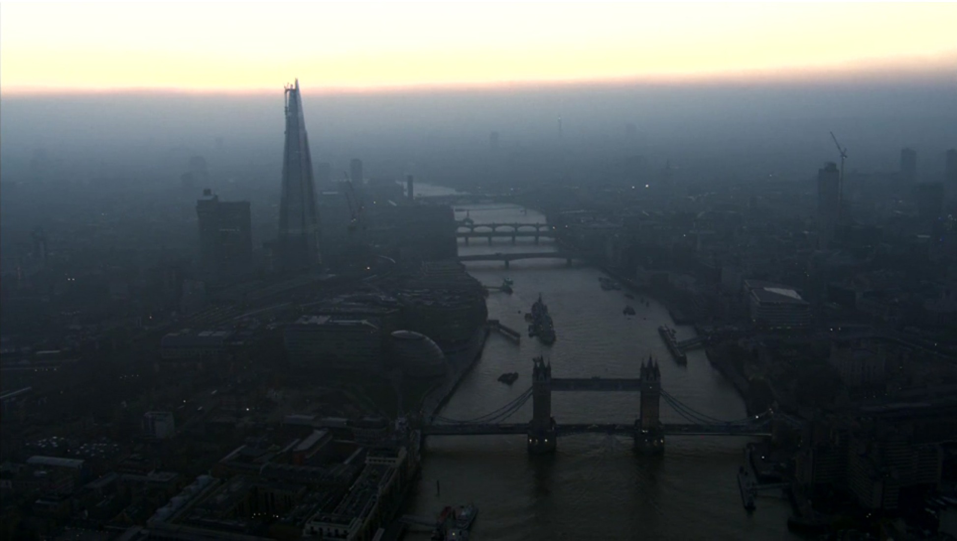 Imagen amaneciendo en el Támesis en "London aerial 1" por JasonHawkes.