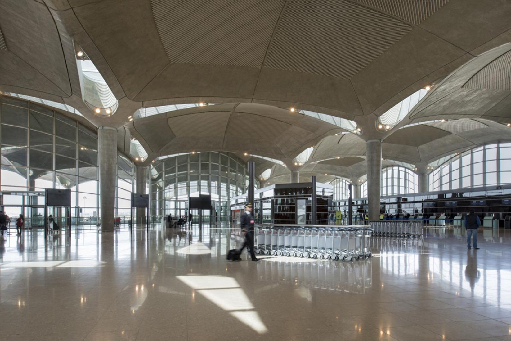 Interior. Aeropuerto Internacional Queen Alia por Foster & Partners.