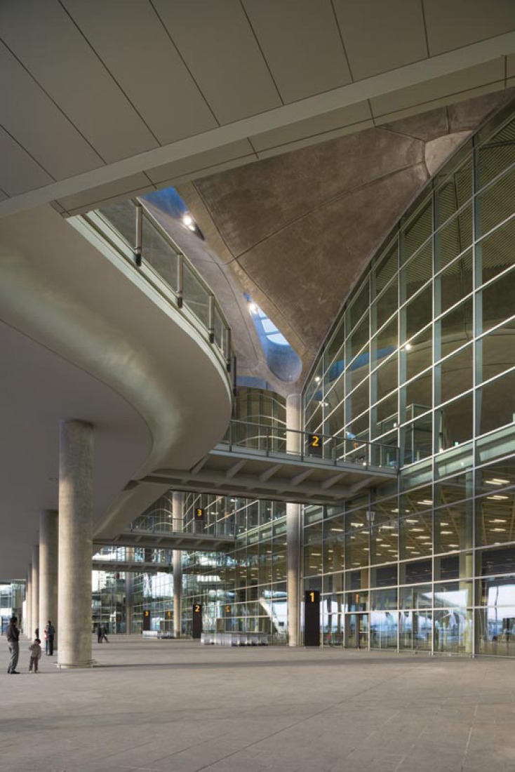 Inauguración oficial del Aeropuerto Internacional Queen Alia por Foster & Partners.