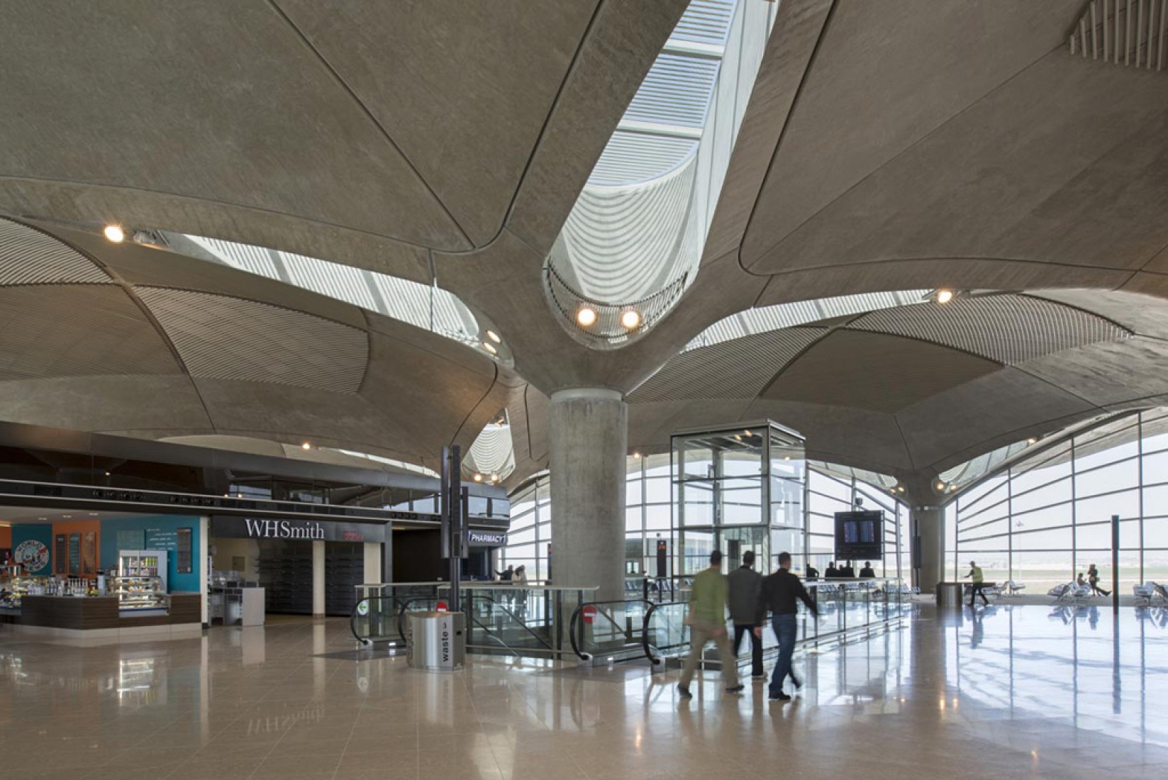 Interior. Aeropuerto Internacional Queen Alia por Foster & Partners. 