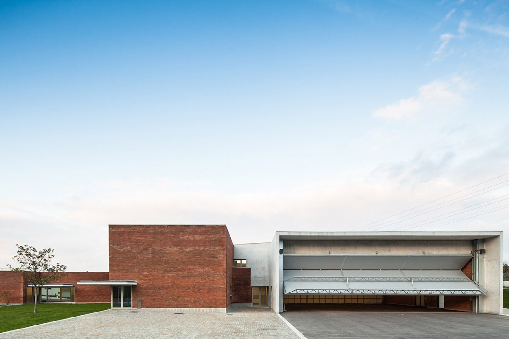 Outside vison. Santo Tirso Fire Station by Álvaro Siza Veira. Photography © Joao Morgado.