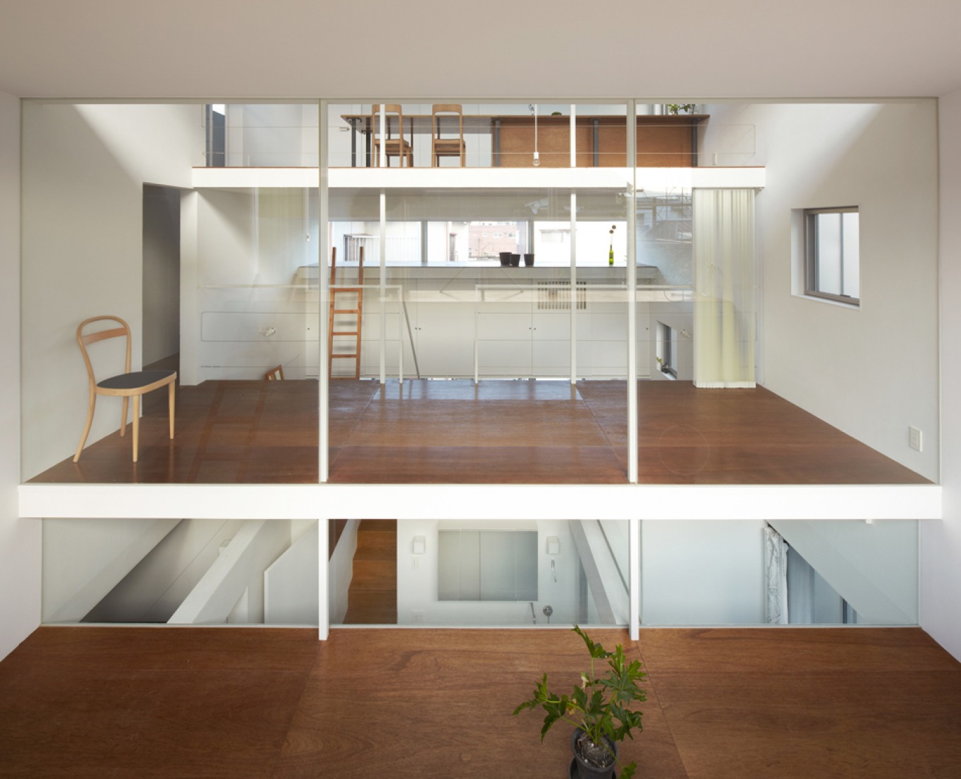 Interior view with different levels . Amida House by Kochi Architect's Studio. Photography by Daichi Ano. 