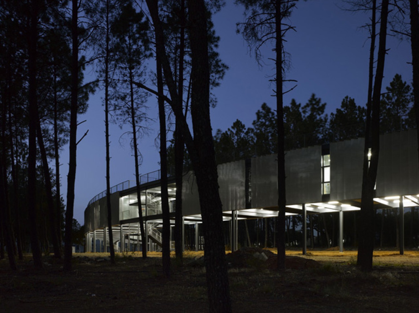 Night view. Sport Innovation Centre. Pantano de Gabriel and Galán, Guijo de Granadilla, Cáceres. 2008, by JMSG. Image courtesy of Jose María Sánchez García.