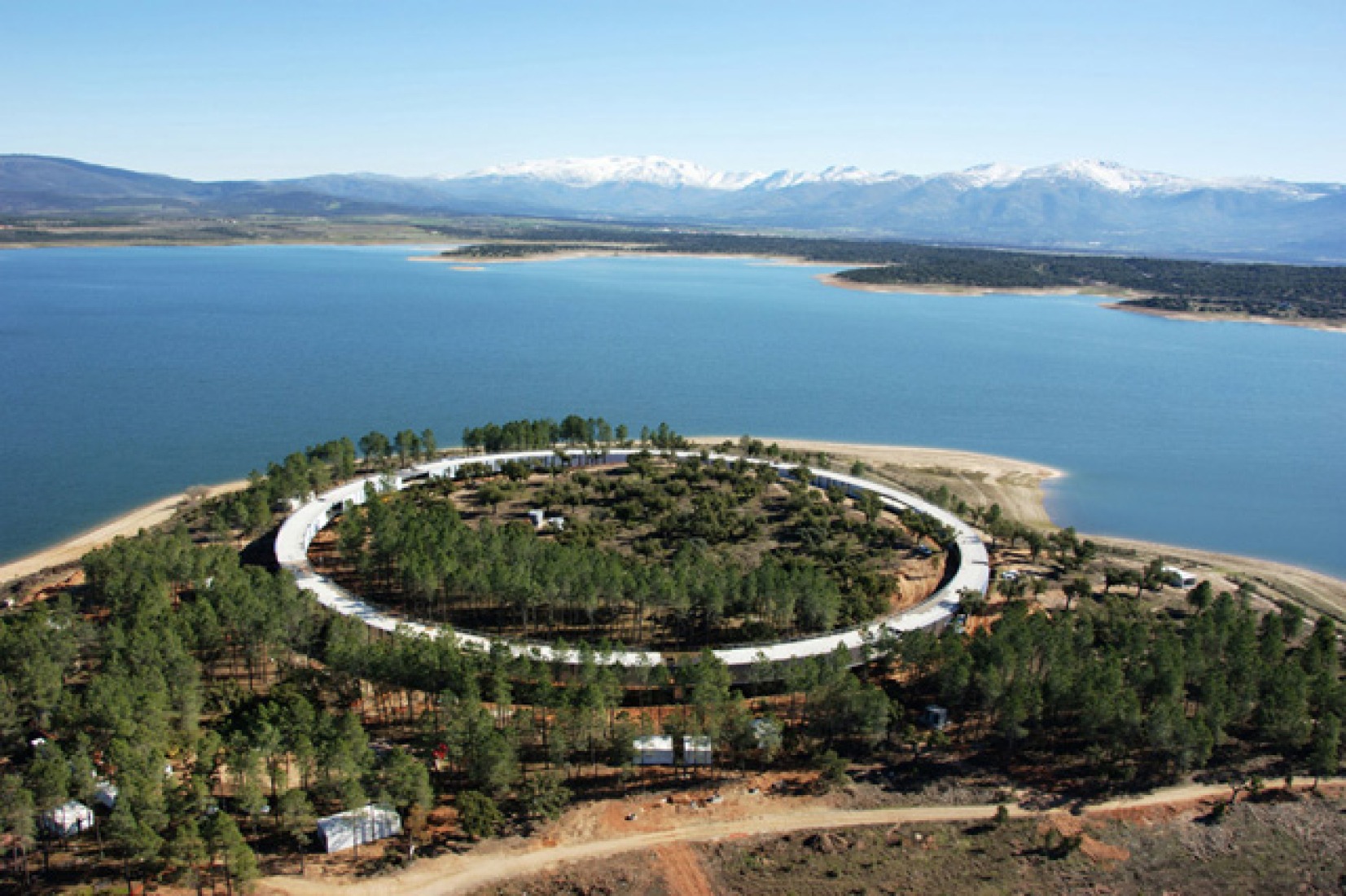 General view. Sport Innovation Centre. Pantano de Gabriel and Galán, Guijo de Granadilla, Cáceres. 2008, by JMSG. Image courtesy of Jose María Sánchez García.