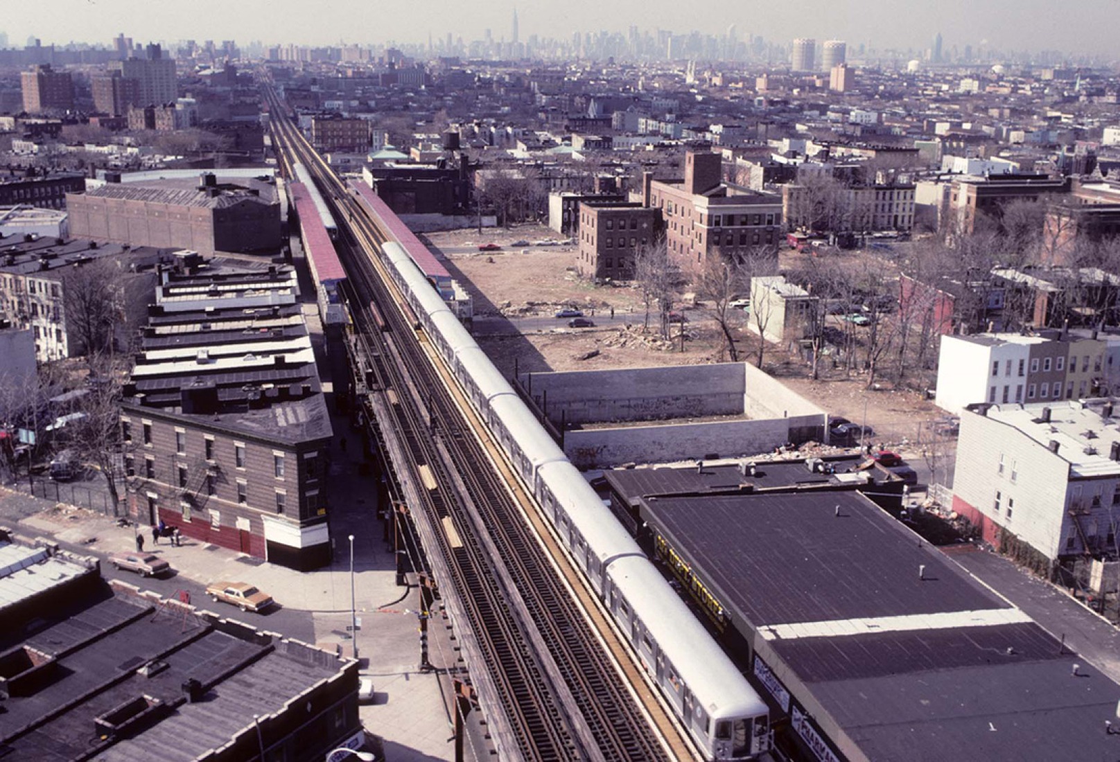 Vista a lo largo de Broadway desde Sumpter Ave., Brooklyn, 1991. Por Camilo José Vergara.